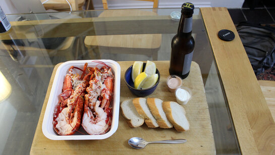 Nahaufnahme einer Mahlzeit eines Hummers, der frisch in Wales gefangen und zubereitet wurde.