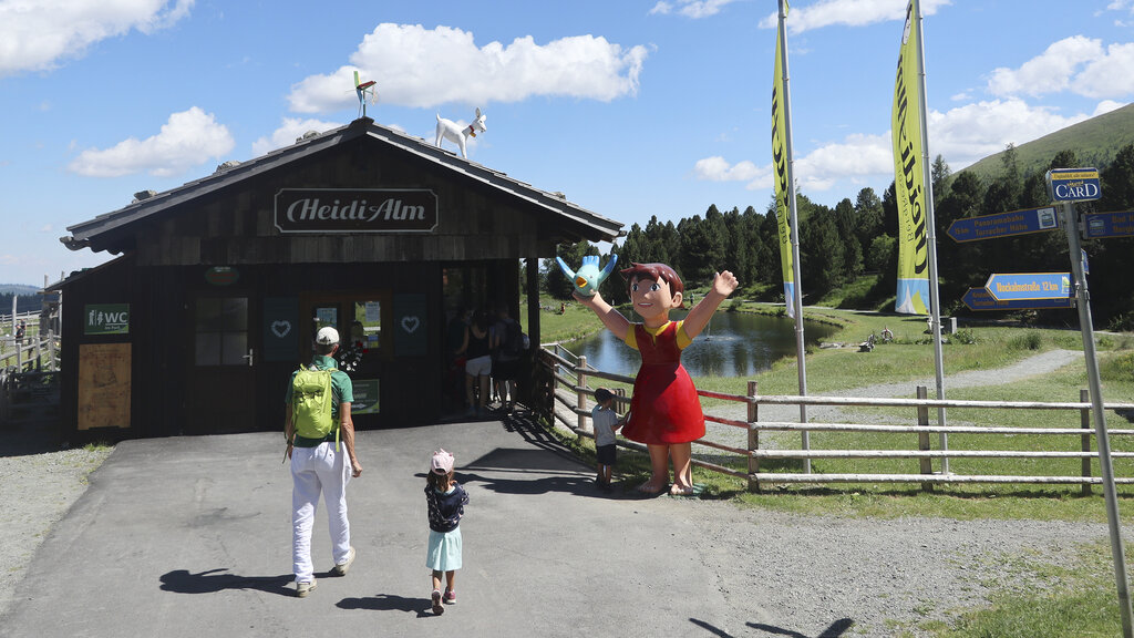 Vater und Tochter am Weg zum Eingang der Heidi Alm.