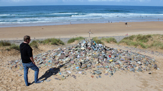 Das geheime Grab der Harry Potter-Figur "Dobby" auf dem Strand von Freshwater West in Wales.