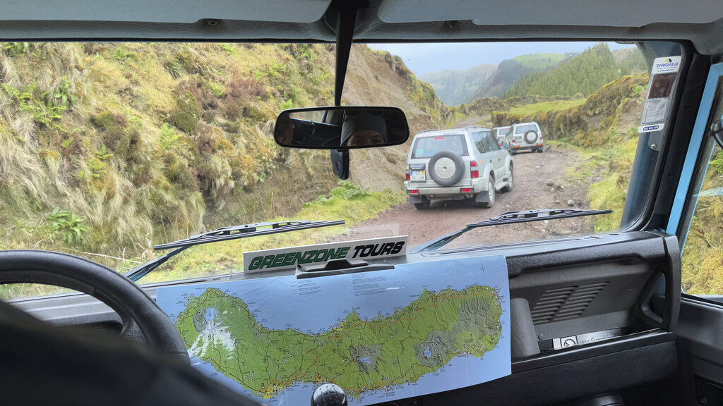 Eine Jeep-Safari zum Vulkankrater.