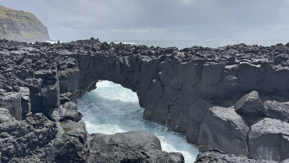 Das Meer wird durch eine spektakuläre Klippen-Formation mit einem Loch gespült.