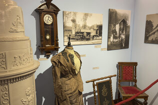 Museum: Bilder, Kleidung, Möbel vergangener Zeiten.