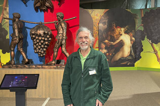 Der Fremdenführer steht im Museum.