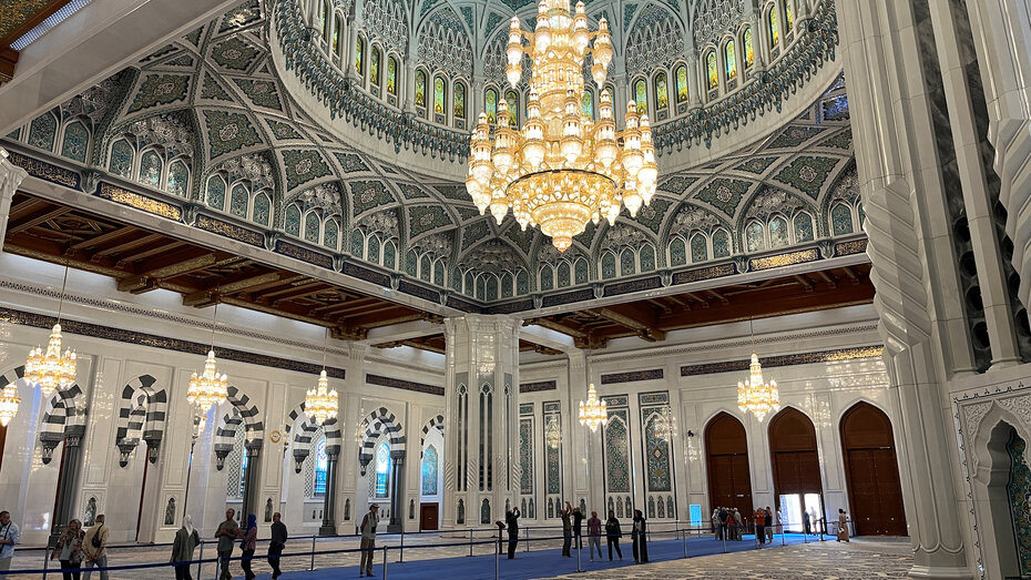 Pracht, Prunk und Swarovski-Kristalle im Männer-Trakt der Sultan Qaboos Moschee in Muscat.