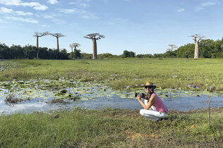 Redakteurin in der Baobab-Allee am Teich.