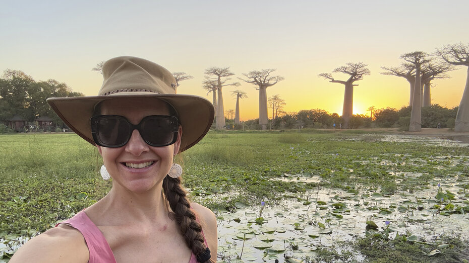 Redakteurin mit Hut in der Baobab-Allee