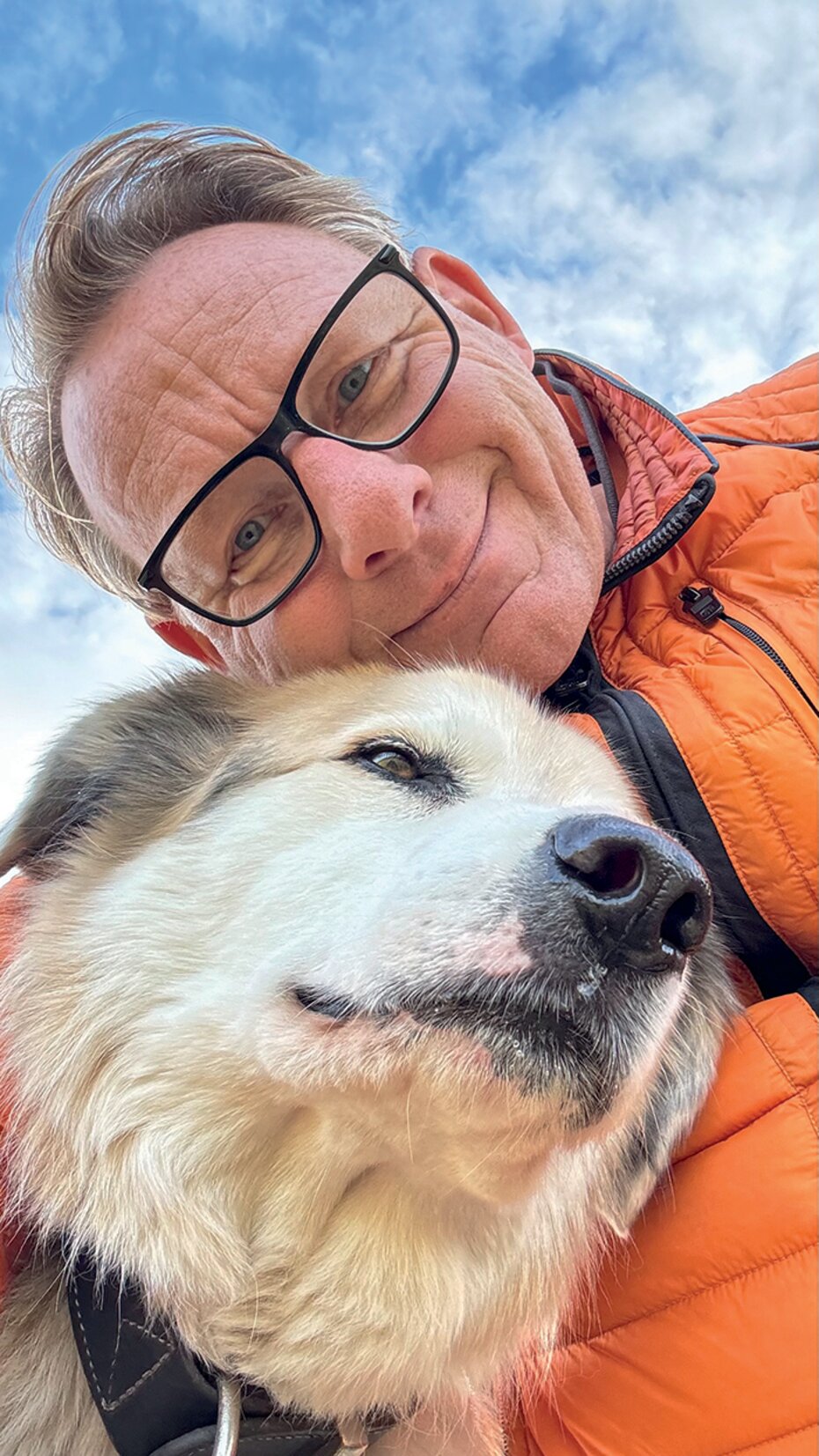 Ein ÖAMTC-Mitglied mit seinem Labrador-Hund