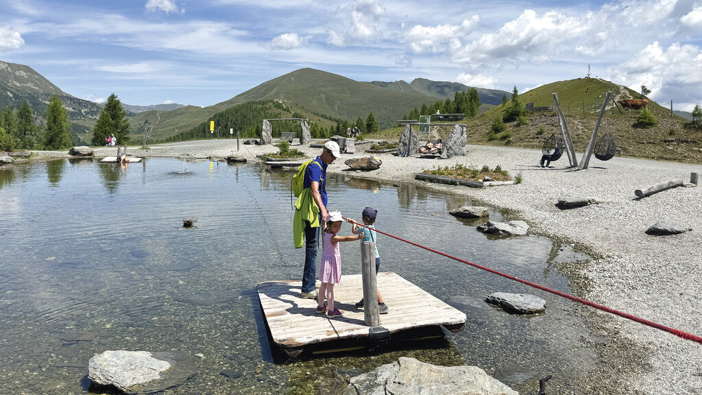 Am Berg können Kinder mit einem kleinen Floß im Aktiv-Park auf die andere Uferseite fahren. 