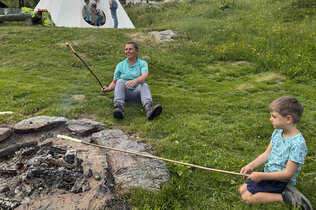 Steckerlbrot-Grillen in den Bergen. 