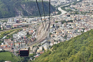 Bozen kommt ins Bild, und eine Kabine, die heraufkommt.