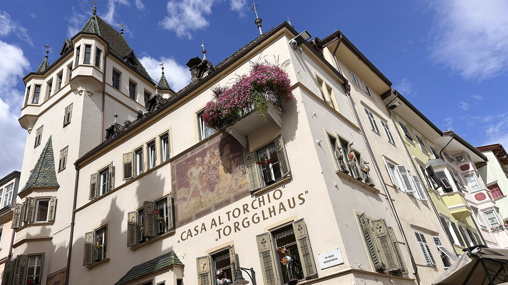 Figuren an den Fenstern eines alten Hauses.