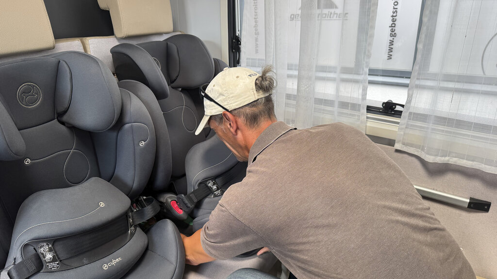 Einbau der Isofix-Sitze im Wohnwagen.