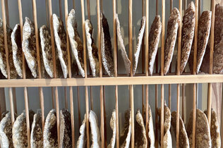 Hier wird das fertige Schüttelbrot getrocknet.      