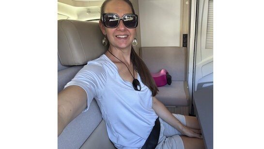 Eine Frau ist im Wohnmobil nur mit Beckengurt gesichert.