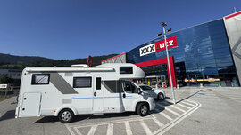 Das Wohnmobil vorm Möbelhaus.