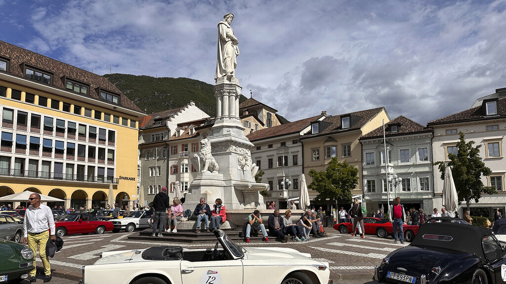 Oldtimerautos vor dem Denkmal am Waltherplatz.