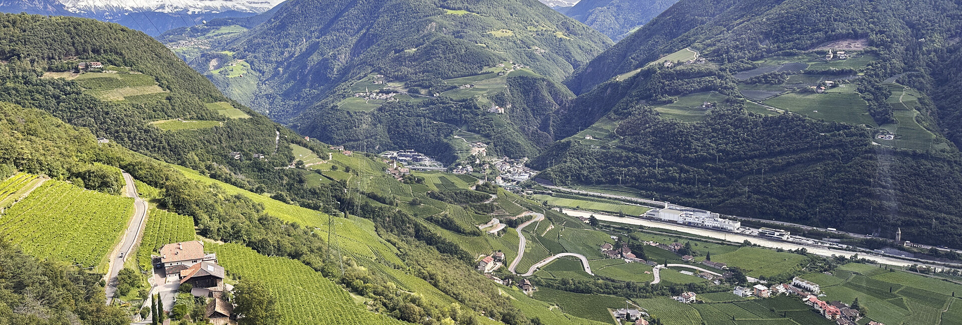 In Serpentinen schlängelt sich die Straße hinauf nach Oberbozen