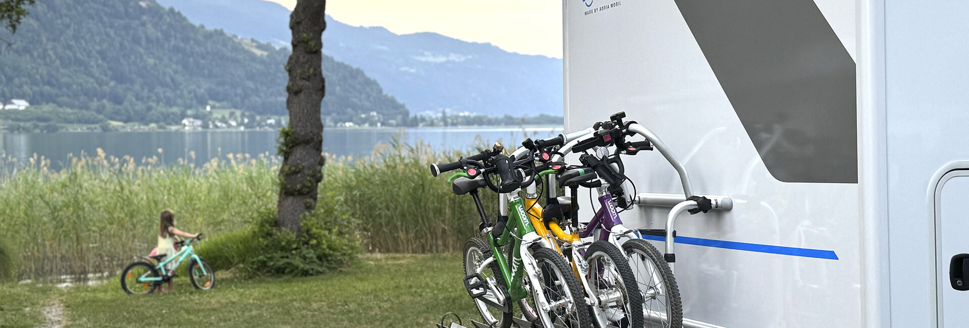 Drei kleine Räder im Radanhänger am Wohnwagen.