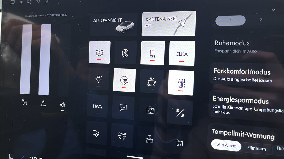 Zentraldisplay eines Lynk & Co 02 mit verschiedenen abgebildeten Widgets.