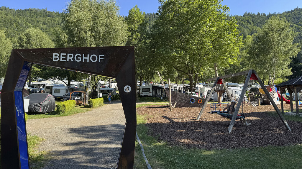 Der Eingang zum Berghof Campingplatz.