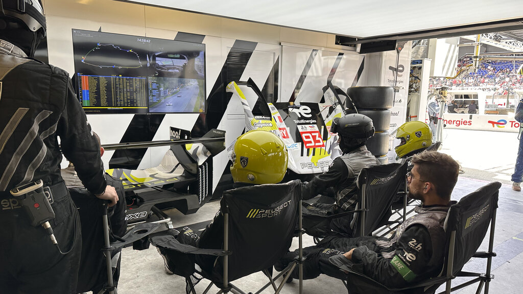 In der Box von Peugeot Sports. 