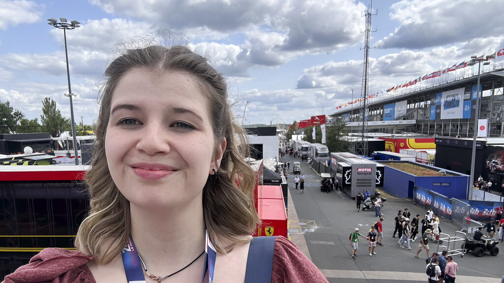 Redakteurin Verena Schauer mit dem Paddock im Hintergrund. 