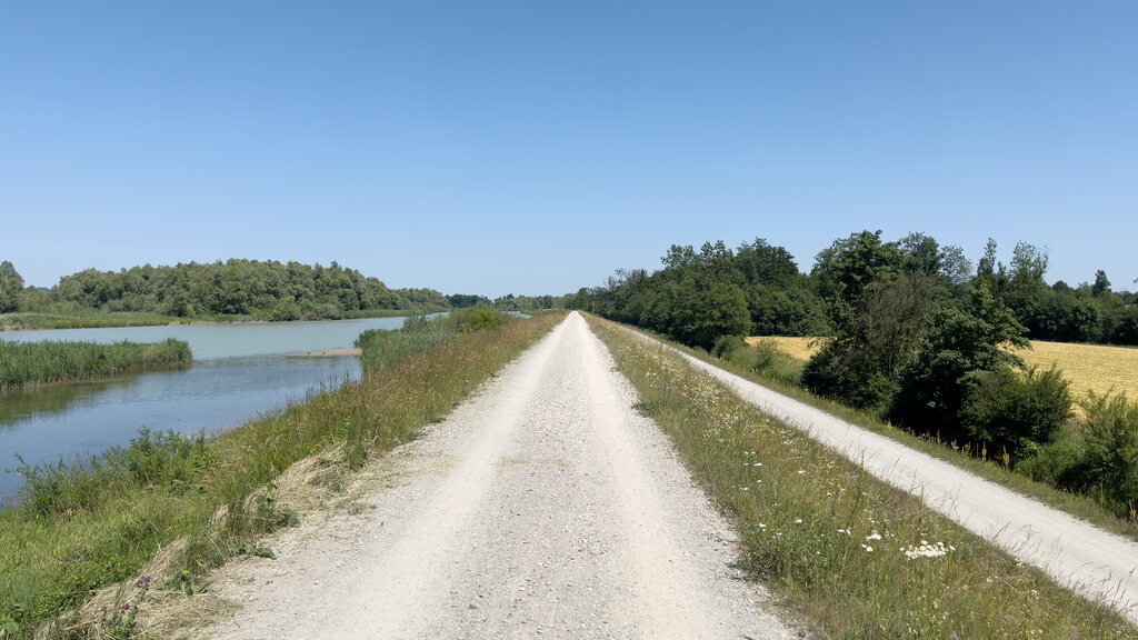 Ein Schotterradweg am Ufer eines Flusses