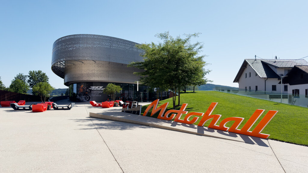 Ein modernes Gebäude mit dem Schriftzug "Motohall"
