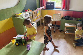 Indoor-Spielbereich am Campingplatz. Die Kinder spielen gerade.