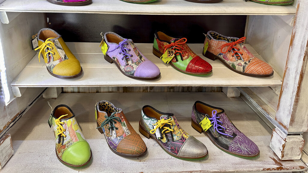 Eine Auslage mit bunt gestalteten Schuhen.
