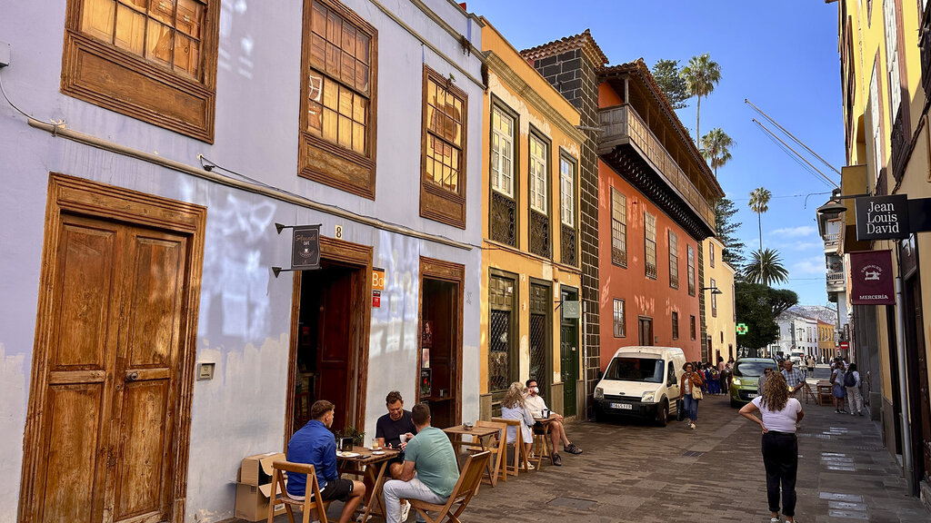 Der an der Straße gelegene Gastgarten eines Cafés ist gut besucht.
