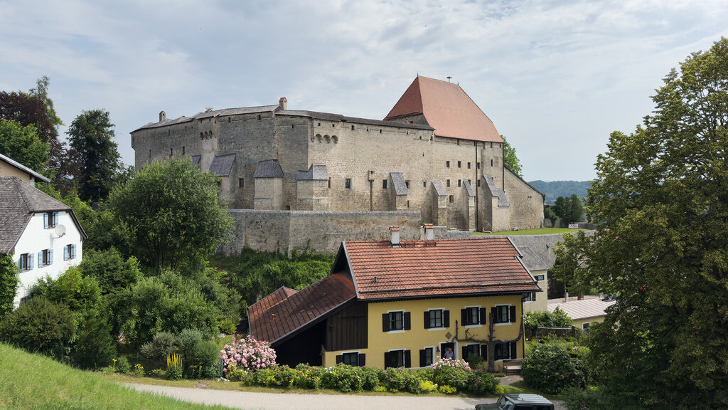 Die Burg Tittmoning von einem Aussichtspunkt aus fotografiert