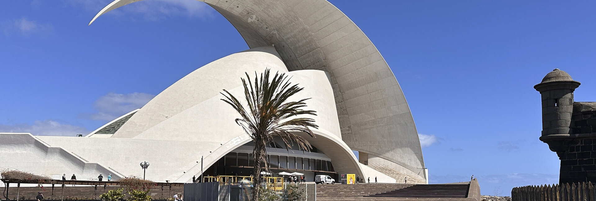 Ein weißes Gebäude, das aussieht wie eine übergroße Muschel.