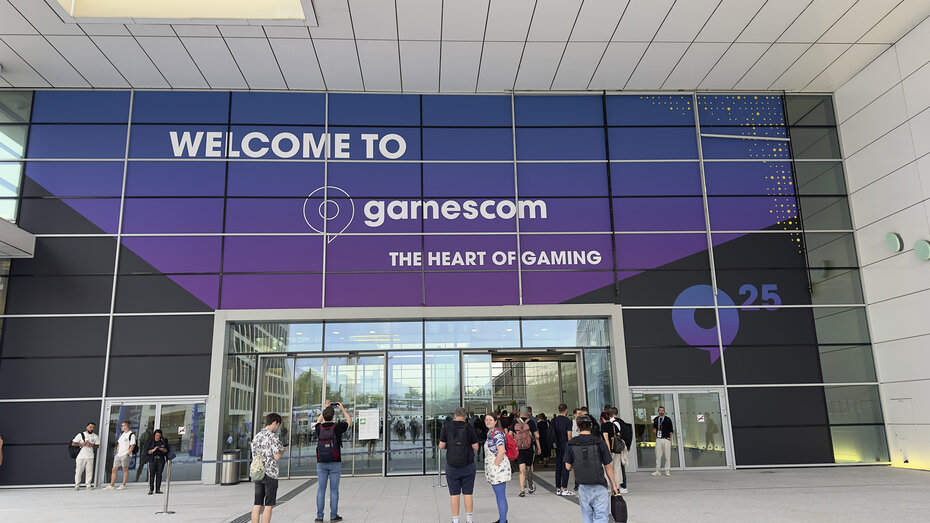 Mehrere Bildschirme sind zu sehen. Darauf ist der Startbildschirm von Kirby Air Riders.