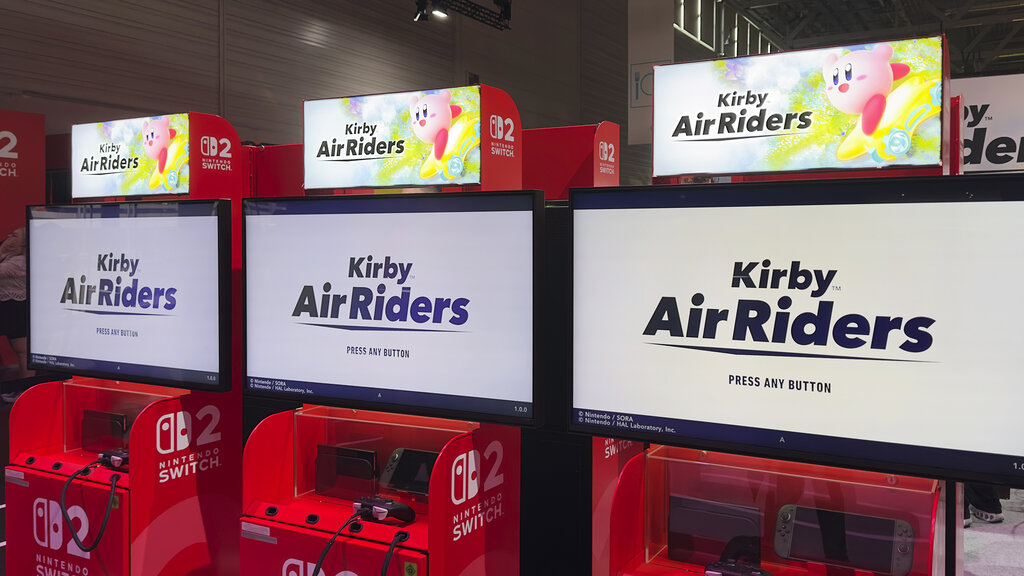 Mehrere Bildschirme mit dem Startbildschirm von Kirby Air Riders sind zu sehen.