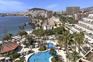 Blick vom Hotelbalkon auf Pools und Meer.
