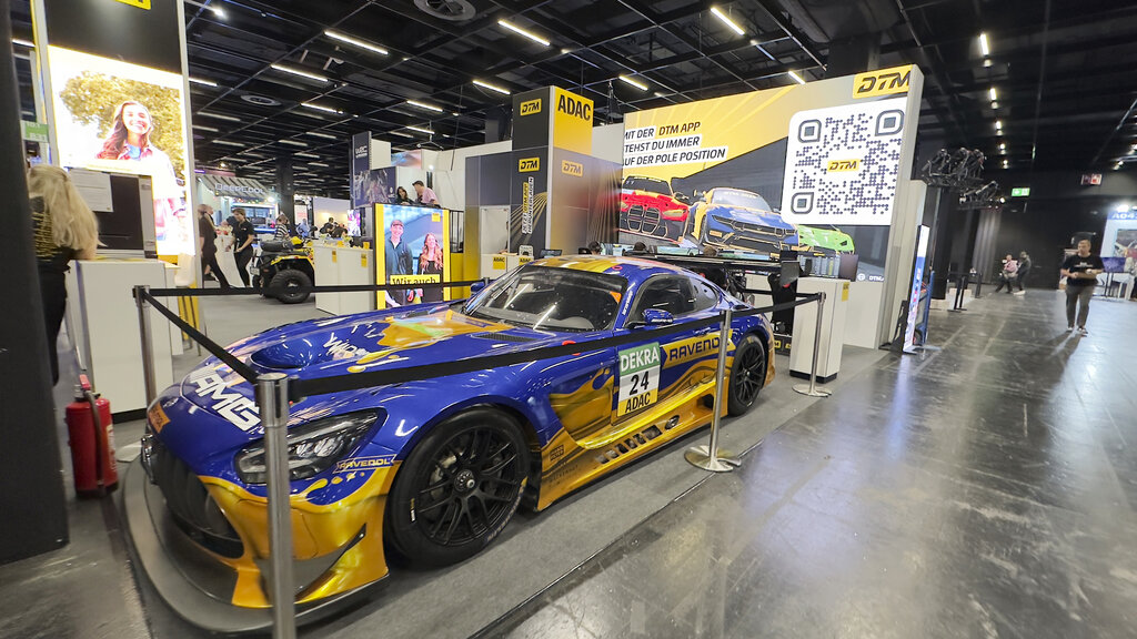 Der ADAC Stand auf der gamescom. Es ist ein Auto zu sehen. 