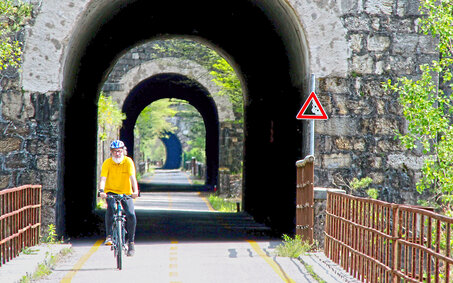 Der auto touring-Redakteur überquert am Fahrrad einen Tunnel auf dem Alpe-Adria-Radweg.