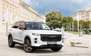 Ein weißes SUV steht vor dem Museumsquartier in Wien