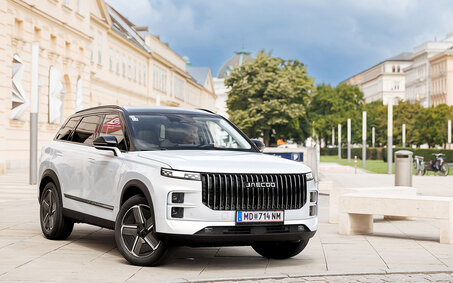 Ein weißes SUV steht vor dem Museumsquartier in Wien
