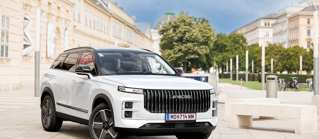 Ein weißes SUV steht vor dem Museumsquartier in Wien