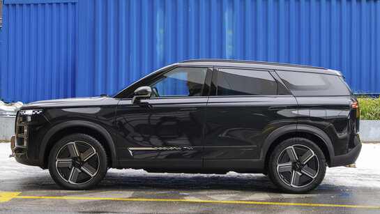 Großes, schwarzes SUV