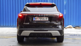 Großes, schwarzes SUV