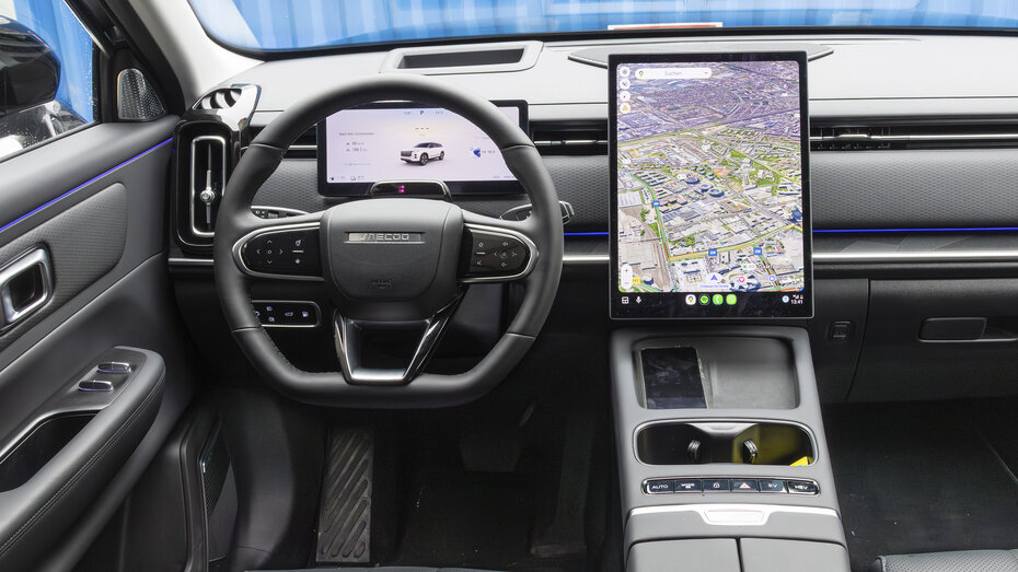 Großes, schwarzes SUV