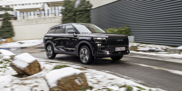 Großes, schwarzes SUV