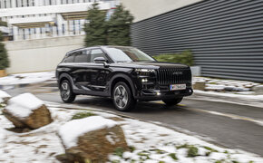 Großes, schwarzes SUV