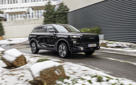 Großes, schwarzes SUV