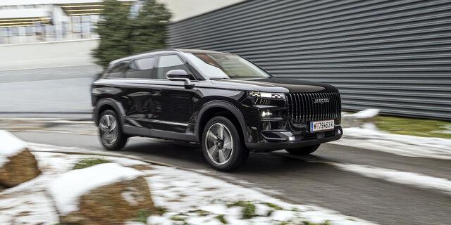 Großes, schwarzes SUV