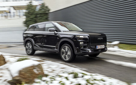 Großes, schwarzes SUV