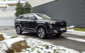 Großes, schwarzes SUV